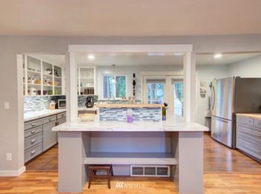 The kitchen island before the work, in grey and white